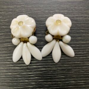 Elegant Floral White vintage Earrings